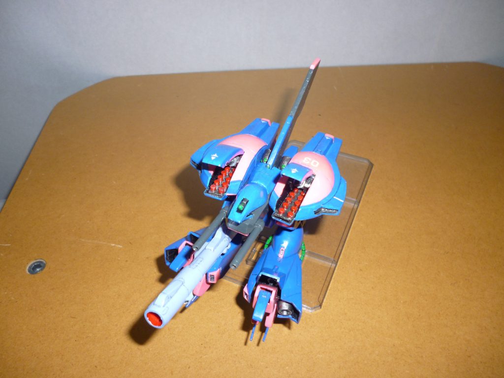 モビルアーマー形態の上面です。
機首のモノアイはHアイズのランナーと余ったプラ材で作りました。
また、2連装ビーム砲も開口してあります。
そうそう、スタンドには、以前購入した「HGUCトリプル・ドムセット」に付属するモノを流用しました。
股下の三連バーニアの真ん中に穴をあけ、裏にポリキャップを仕込んであります。