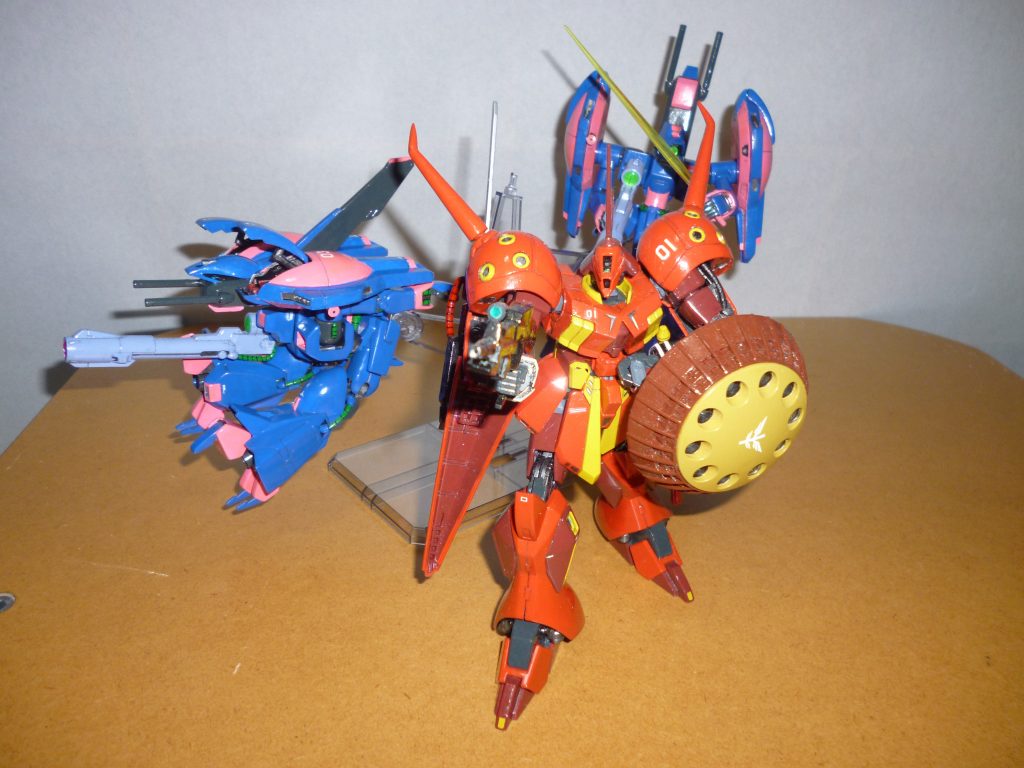 ネオ・ジオンMS小隊です。
実はもともと今回のガザDは、以前製作したこの「R・ジャジャ(袖付き)」と小隊を組んでいる僚機、という設定で作り始めました。
ちなみにR・ジャジャが隊長機です。
そういえば説明が遅れましたが、ビームサーベルはキットのパーツを刃の付け根でカットし、ピンバイスで穴をあけてHGUCのサーベル刃を取り付けられるようにしてあります。
設定や説明書の指示ではスカイブルーですが、全体の色のバランスや個人的な好みを考慮して黄色のサーベルを取り付けてあります。