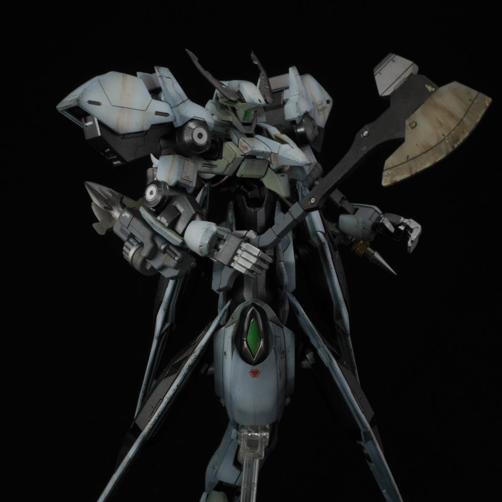 巨大斧、両腕のパイルバンカーがメインウェポン。