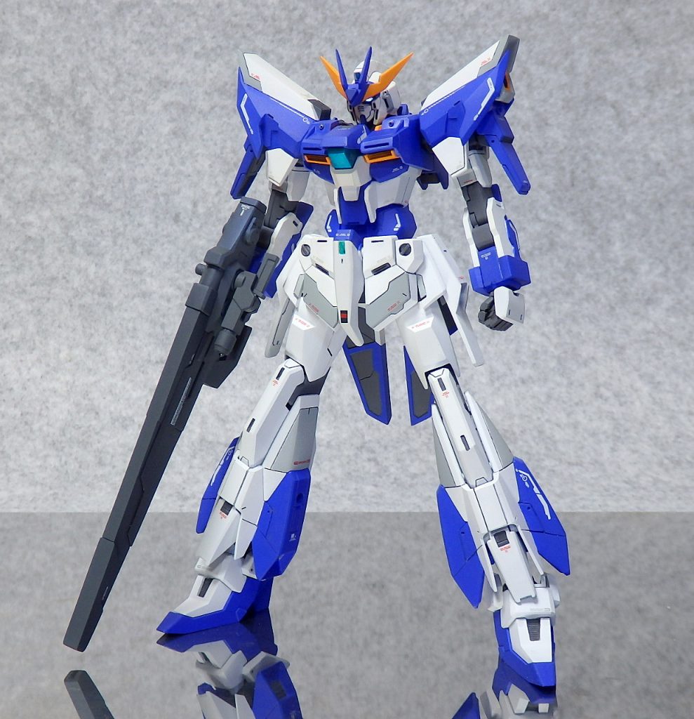 ～FRONT～
レガリアムガンダムの通常形態。メイン武装は頭部、胸部にある四門のバルカン、前腕部より発振するビームサーベルロングレンジビームライフルの3種。