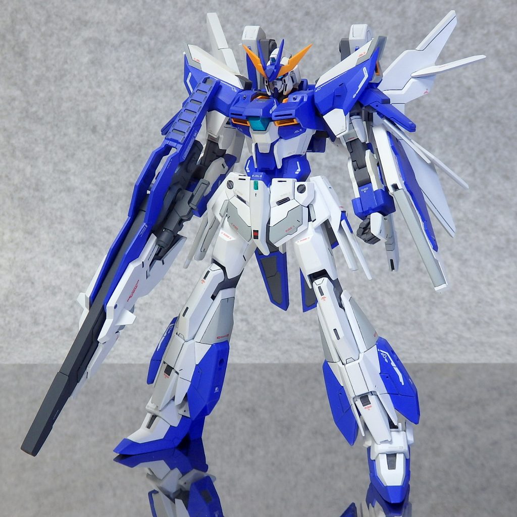 ～REGALIA-〔M〕 GUNDAM FULL ARMED～
～FRONT～
レガリアムガンダムが専用装備であるバックパック「EX-ARMS(エクストラ－アームズ)」を装備しロングレンジビームライフルに強化装備を施した「ブラスティアビームライフル」専用の装備となるシールド「EX-ディフェンスプレート」ガンダム本体に４基、EX-ARMSに４基、計８基装備された「C-ファンネル」３種の強化武装を新たに装備した状態。