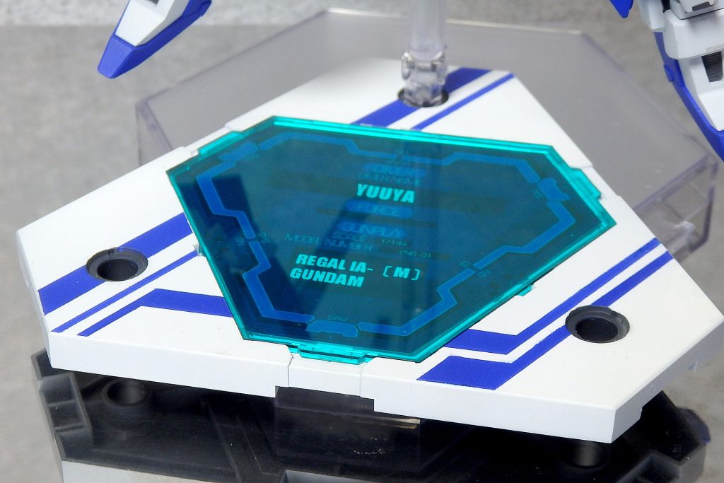 ガンプラバトル用に作ったガンプラということで、専用のダイバーギアを用意しました＾＾

～COLORING DATA～
〔(C)→Mr.カラー　(G)→ガイアカラー〕
白１＝Ex-ホワイト(G)白２＝明灰白色(三菱系)(C)青１＝コバルトブルー(C)＋パープル(C)＋蛍光ピンク(C)＋Ex-ホワイト(G)青２(額、顎)＝パープル(C)＋インディブルー(C)＋ホワイト(C)黄＝橙黄色(G)関節部グレー＝メカサフライト(G)＋メカサフヘヴィ(G)＋GXクリアバイオレット(C)ツインアイ、胸部コア＝Ex-ホワイト(G)→スターブライトシルバー(G)→蛍光ブルーグリーン(G)センサー部＝ガンダムマーカー メタリックセット グリーン(C)ライフル＝エクストラダークシーグレー BS381C/640 英海軍迷彩色(C)バーニア部＝スターブライトアイアン(G)
光の翼エフェクト＝スターブライトシルバー(G)を縁取るように塗り、その上から幅を狭めて蛍光ブルーグリーン(G)を塗装。その後2種の塗料を混ぜたものを全体にかかるようふわりと吹きつけ。最後にプリズムブルーグリーン(G)を吹き付けています。
ツインアイや胸部コア、光の翼エフェクトは蛍光ブルーグリーンを使用しているのでおそらくブラックライトに反応するのではないかと思います。ブラックライトを持っていないので、試すことはできませんが……。