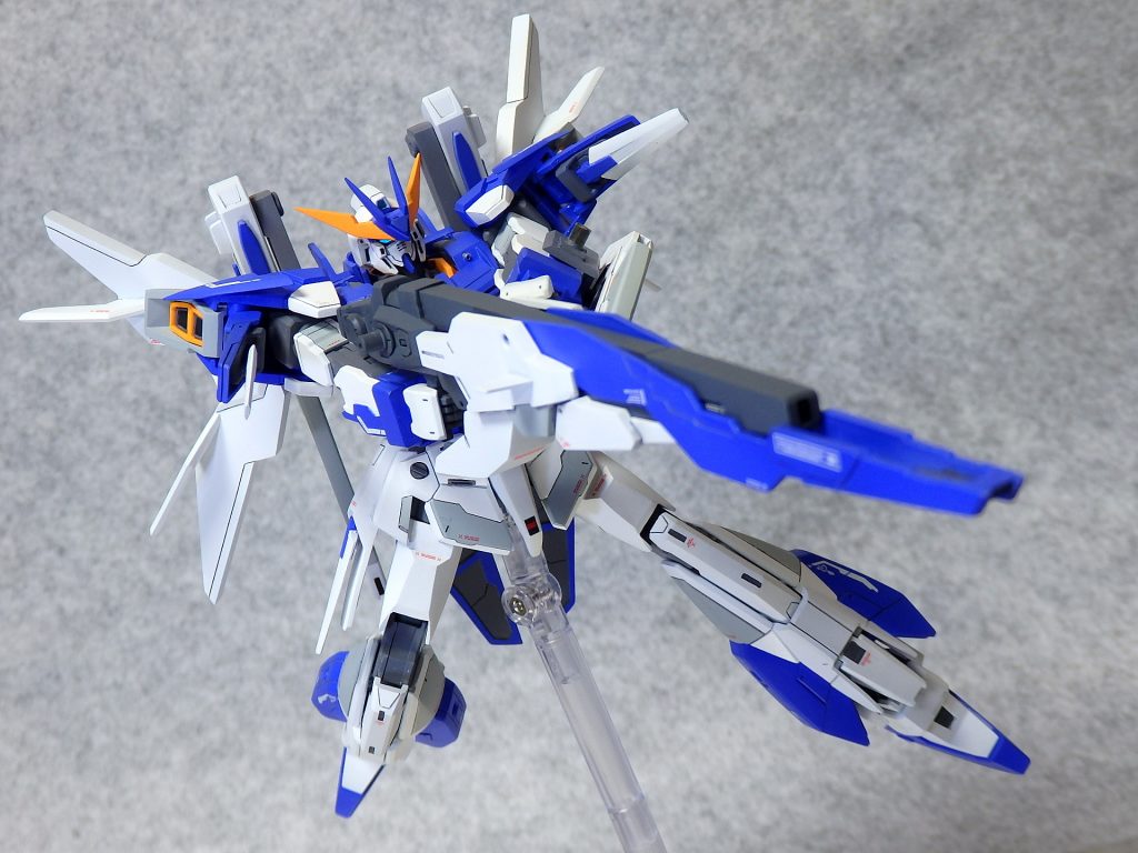 ～Blastier Beamrifle ～
ブラスティアビームライフルはバレルを展開し機体のエネルギーをライフルに集中させることにより、高出力のビーム攻撃やフルバーストの発射が可能となる。