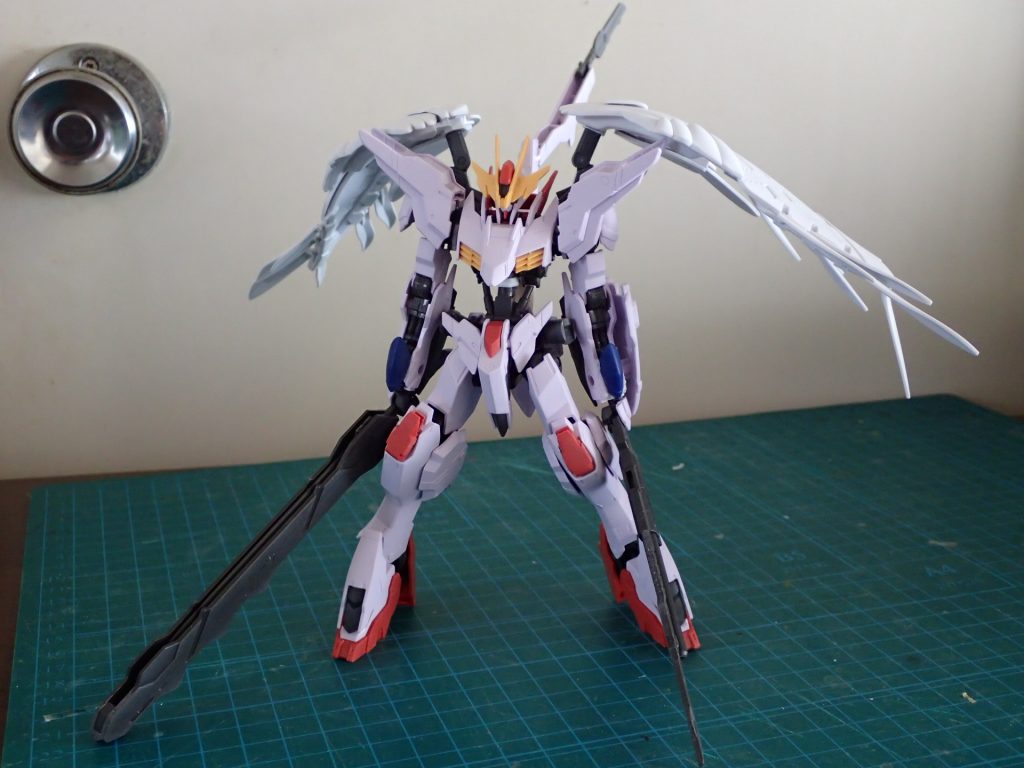 塗装前
マルコシアスが全体的にごつかったので、
スリムに見えるように各部のアーマーの突起部をカット。
翼はRGのウイングガンダムゼロのパーツをそのまま使用してます。