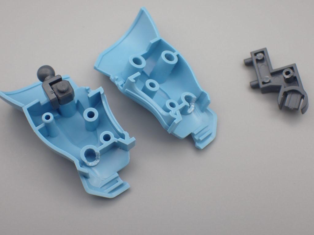 脚部の合わせ目けしのため、後ハメ加工しました