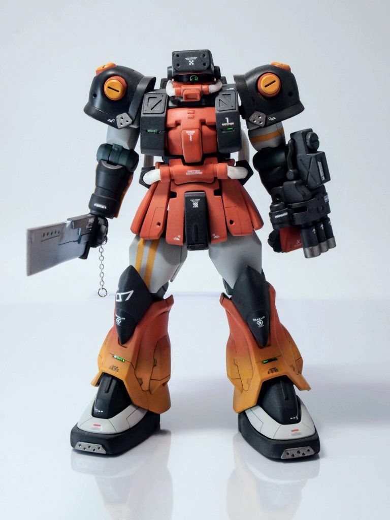 正面図。元キットもいいプロポーションですが今回とにかくマッシブにしたかったので各所ゴリゴリに太らせました。グラデーション塗装もポイントです。