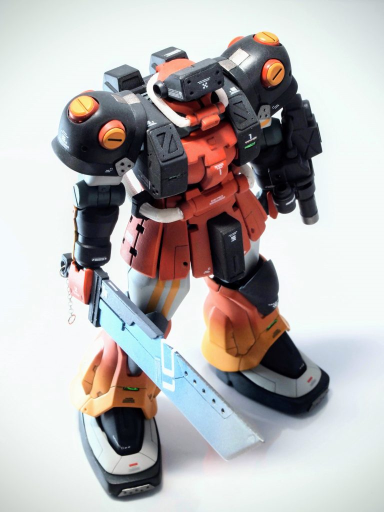 お気に入りのアングル。工作のメインが上半身に集中しているのでw胸部と肩アーマーは失敗スレスレ、というか失敗して破損したものも修復などを繰り返し、なんとか形になりました…!!