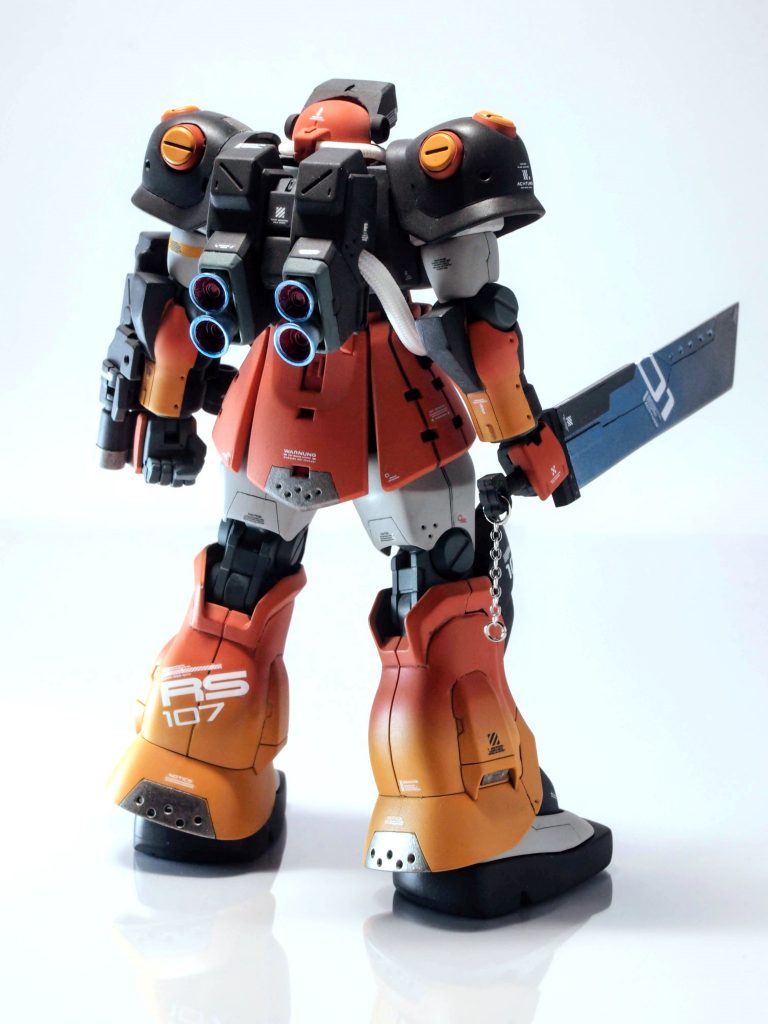 バックショット。元のバックパックではどう見てもまともな推力が出なさそうだったので連邦の技術を盗ませてもらいました。市販バーニアもグラデとか内部塗装とか今まで手抜きしていたところも抜かりなくやりました。スクラッチした大剣の柄に付けたチェーンもチャームポイント?です。