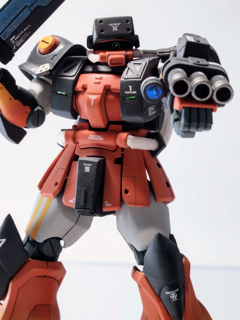 最初はガトリングシールドをそのまま持たせようと思ったのですがグフカスタムのイメージが強いので三連装ガトリングのみ拝借。初のネオジム磁石埋め込み工作もうまくいったので良かったです。