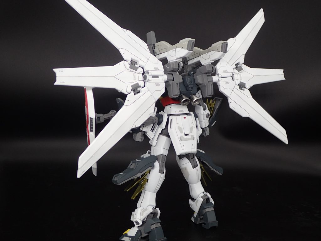 後ろから
リフレクターはスミ入れが綺麗に流れるようにスジホリ