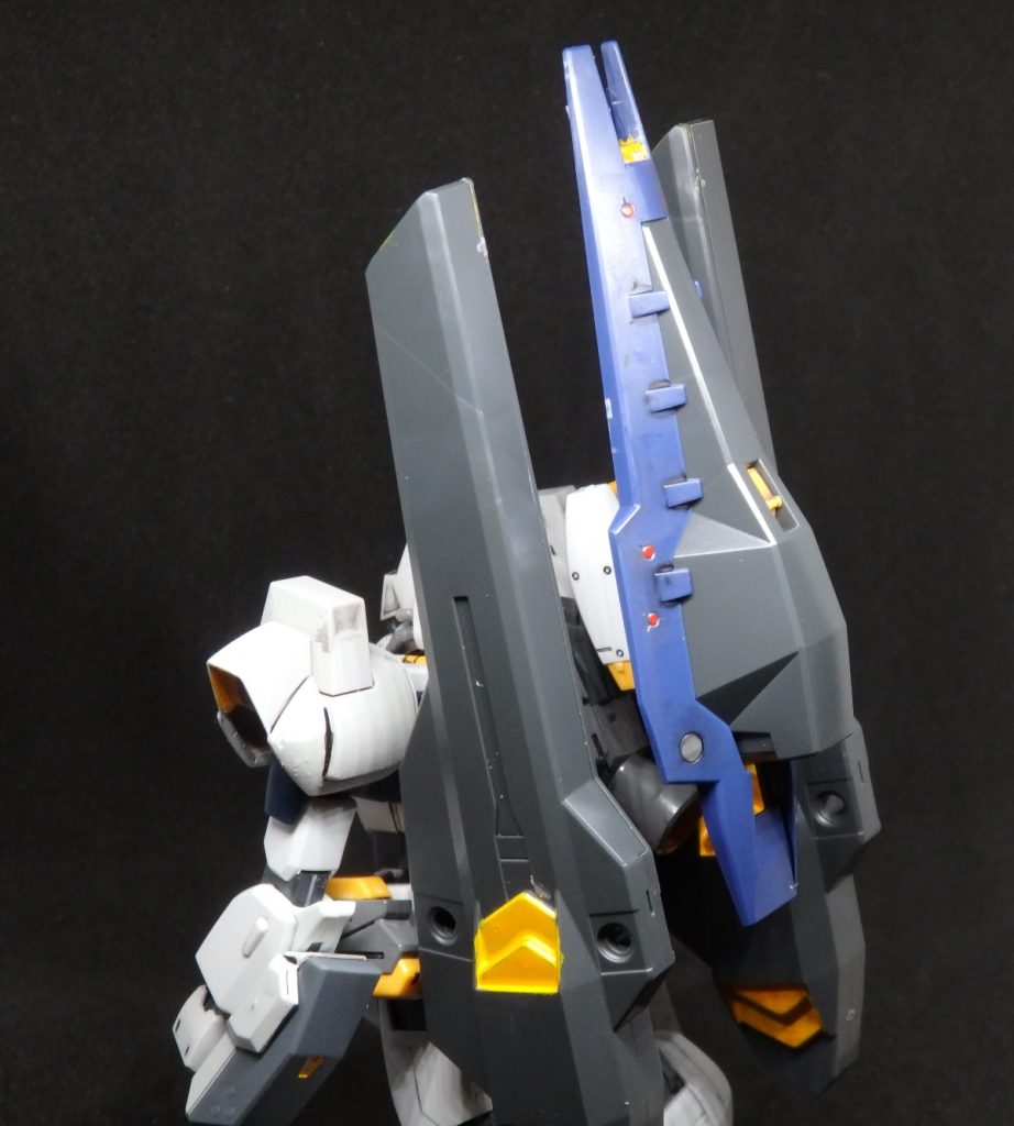 背面のブーストポッドにはシールドブースターを装備可能。
ギリギリバインダーに干渉しません。