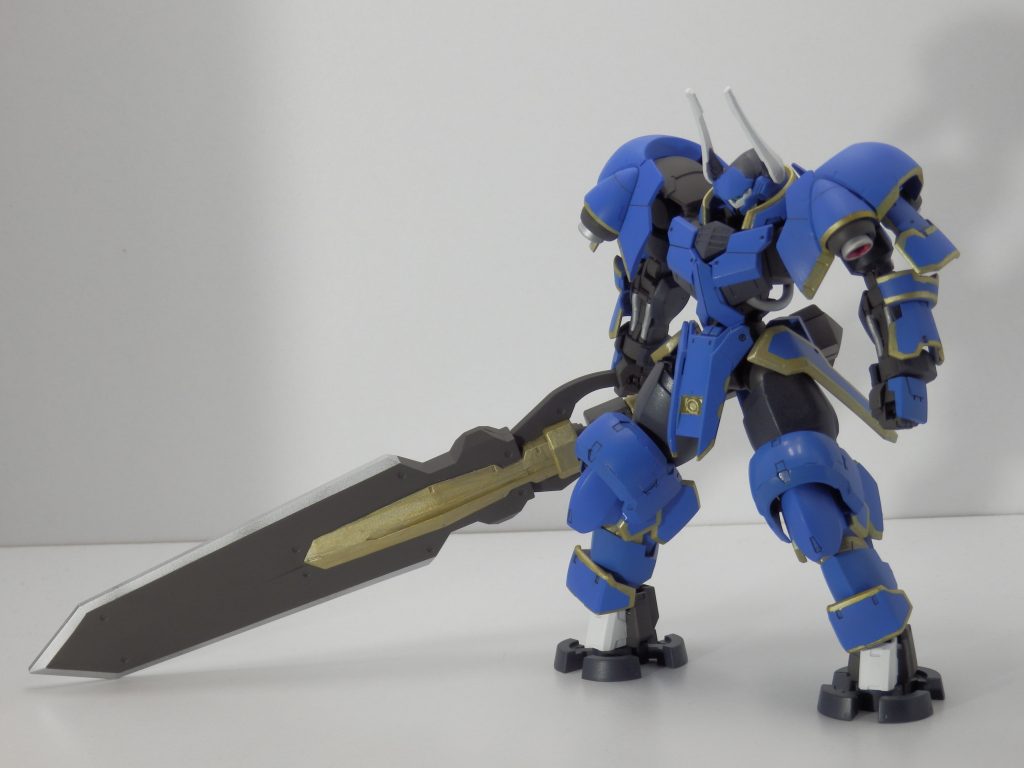 正面
全塗装後、墨入れと艶消しで仕上げました。
塗装はエアブラシで行い、装甲のゴールドのラインは筆で塗りました。