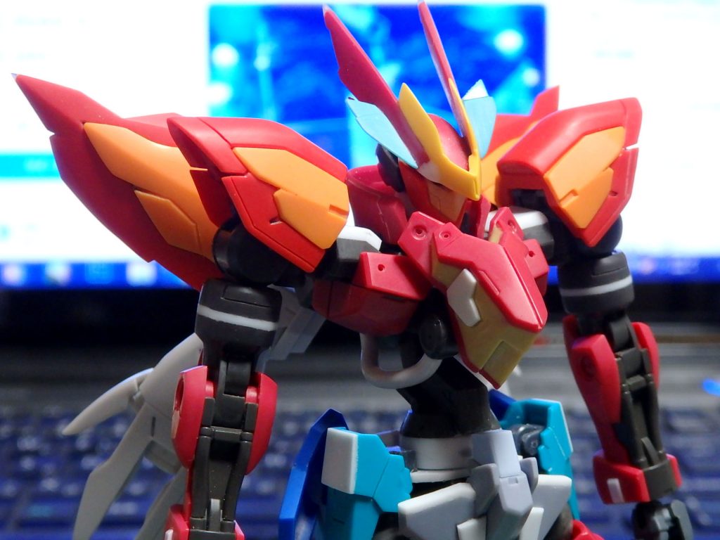 主な工作として
・グリムゲルデ本体からのプロポーション変更
・頭部を始めとした各部パーツのアレンジ
・サイドアーマー取り付け用パーツの新造
・剣型武装の延長工作
などがあります。
より詳しい工作箇所・内容につきましてはこちらからご覧ください。(ツイッタ―へのリンクになります)https://twitter.com/gunsta_official/status/1265624920202989569
~COLORING DATA~
〔(C)→Mr.カラー (G)→ガイアカラー (T)→タミヤカラー〕
サーフェイサー=Mr.フィニッシング サーフェイサー 1500 ブラック(C)
シルバー=スーパーファインシルバー2(C)→ターコイズグリーン(C)を薄らと塗装紺色=ブルーFS15044(C)肩、ウイング緑=上記シルバー→蛍光ブルーグリーン(G)フレーム=スターブライトアイアン(G)ライフル=サーフェイサー→ムーンストーンパール(C)ライフル砲身、銃口=フラットブラック(T)、チタンシルバー(T)剣=GXレッドゴールド(C)、メカサフヘヴィ(G)
スミ入れ=エナメル蛍光エナメルグリーン(G)メインカメラ=エナメル蛍光ピンク(G)
ライフルのセンサー部分へはHIQ PARTS ノリ付き偏光フィルム ミラージュレッドを貼り込んでいて、見る角度により色が変わります。上からクリアーのUVレジンを流し、レンズ化させています。
~製作秘話(?)~
上の製作中の画像を見てお気づきの方もいたかもしれません。よく見ると完成したものと頭部マスクパーツの形状が異なっています。これは本当に残念なことなのですがジャンクパーツとエポキシパテで作ったマスクパーツは塗装段階の途中でどこかに消え行方不明になってしまいました……。いまだに見つかることはなく、幸いなことにグリムゲルデのパーツがあったのでそれを加工したものを採用することにしました( ´ ▽ ` ; )本当ならもうちょっとカッコよかったはずなのに、悔しさが残ります。
「エルプズユンデ」という名前はドイツ語の原罪という単語からきています。言葉の意味は特になんの関係もありません。グリムゲルデやヘルムヴィーゲ、オルトリンデなどの今現在発表されているヴァルキュリア・フレームの機体名と似た語感でありしっくりきたことからこの名前に落ち着きました。
元々はヴァルキュリアに関する別の名前をつけるはずでしたが、その名前は他のモデラーさんが既に使われていたので今のものに変更したという経緯もあります。
スミ入れの工程では発光具合を確認しながら作業を進めていて、とにかく時間がかかりました。時間以上に背中や腰への負担もひどいものでした(笑)