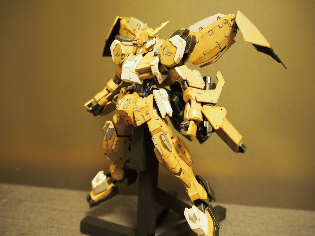 何を思ったか、シリンダー系を青系で塗装しましたが、意外とアクセントになってる・・・？
ナックルガードの微妙な角度は地味に悩みました。