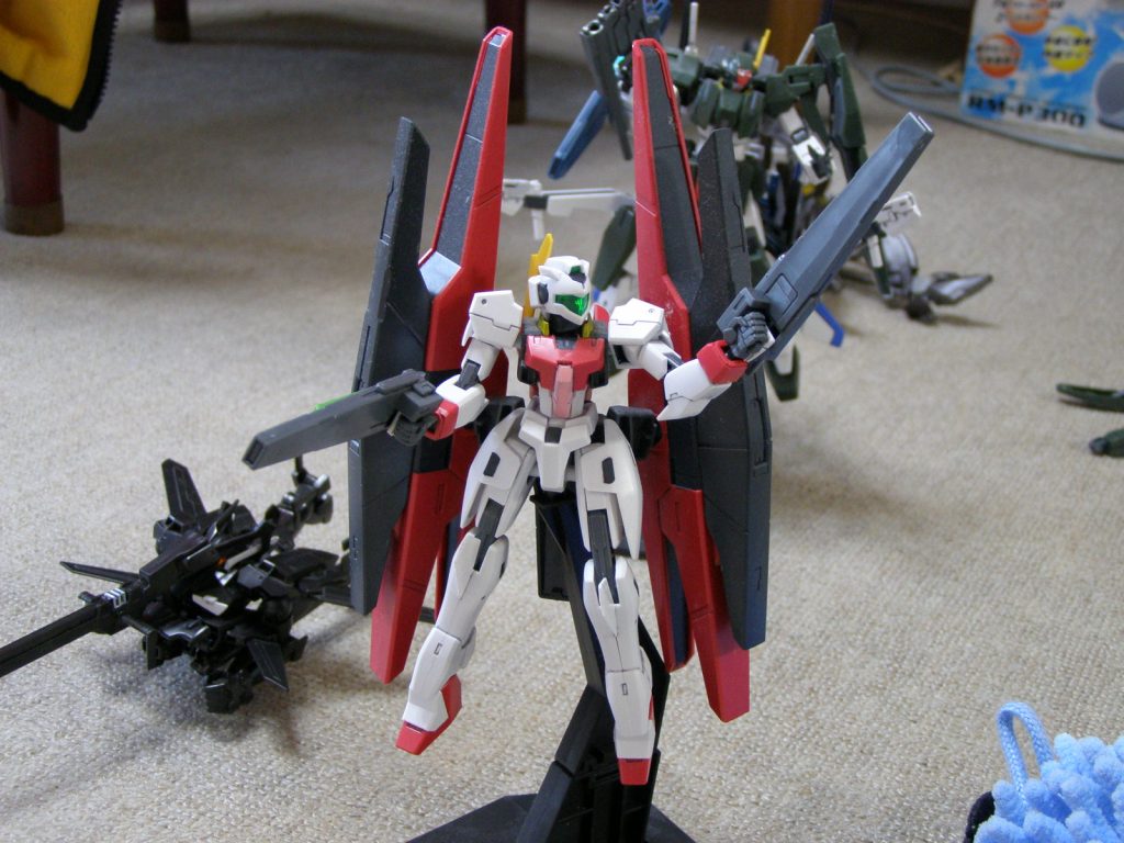 ガンプラの写真撮影ロ「GUNSTAは写真投稿サイトだ、当然「作ったガンプラの写真」がメインとなる。筆者を初め、一部に小説パートを設けるビルダーもいるが・・・それらも、優れた写真があってこそ可能になるものなのだ。筆者の10年以上前の写真を取り出して・・・少なくとも、ジオラマなどの場合を除き後ろや床に余計な物は置かないようにしよう。キミのメインの作品はどれかな?」