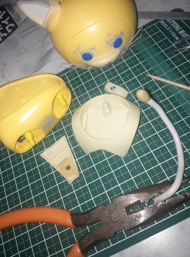 製作途中。しっぽの長さを調整したり、パテ工作したり…。