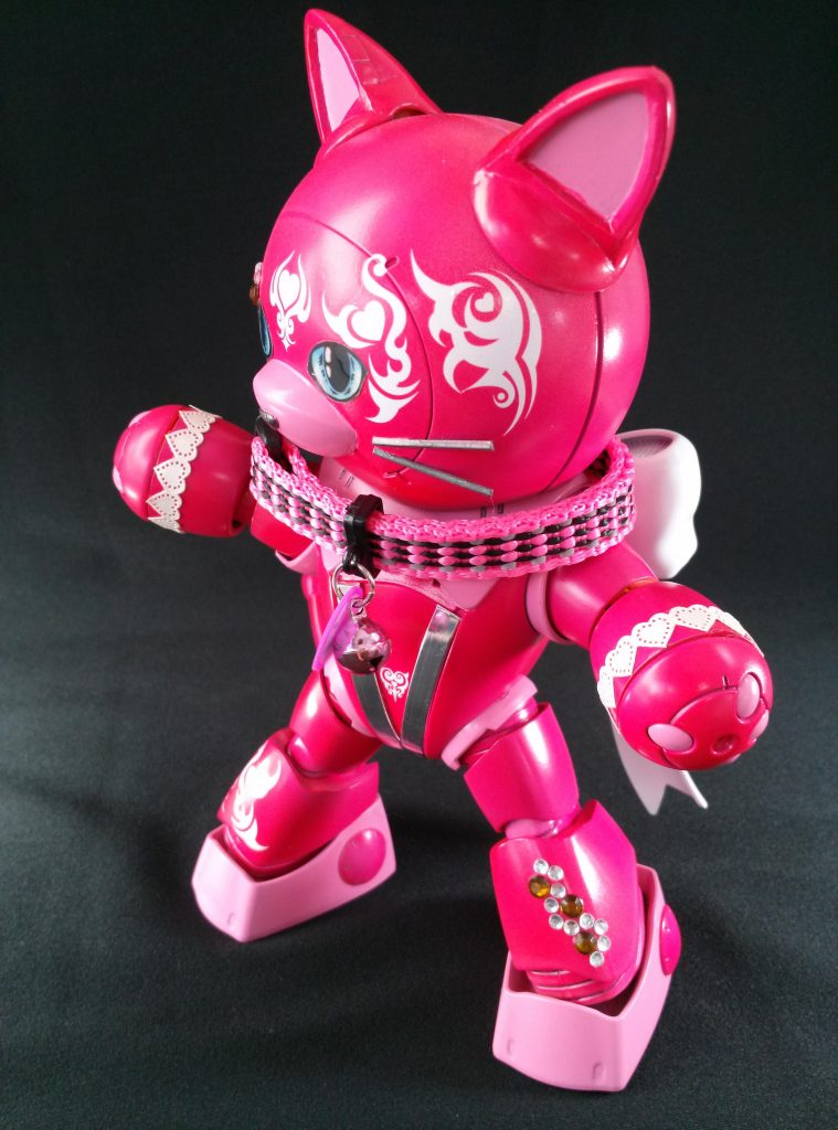 サイドショット。デコレーションに100円ショップのシールや、ネイルアート用スワロフスキーを使用しています。首輪は本物のネコ用ですw