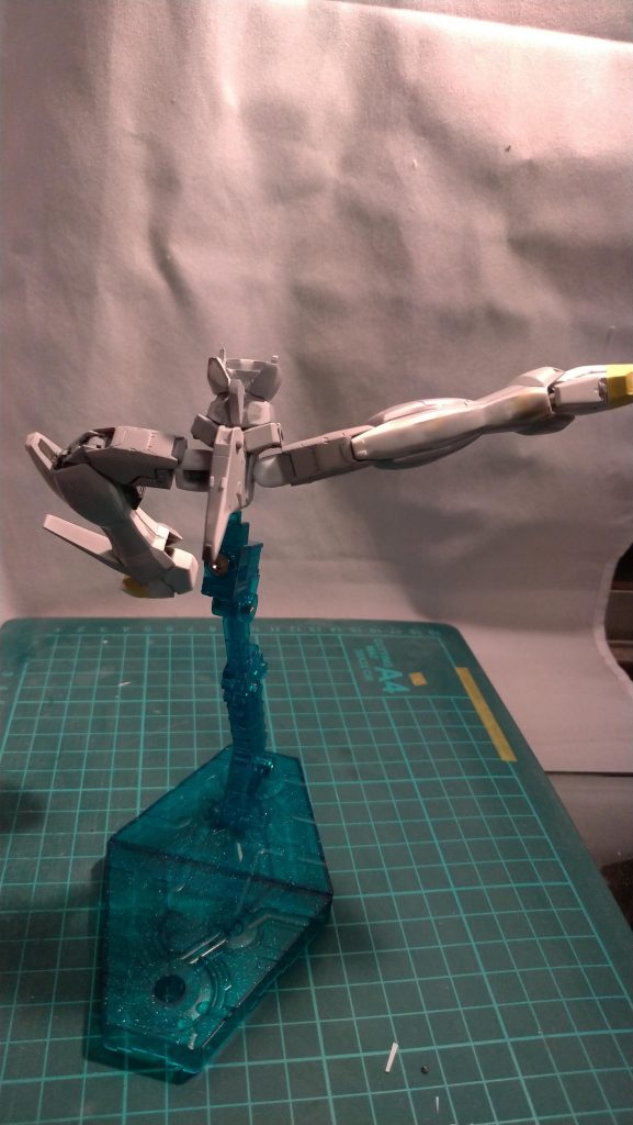 腰アーマーがあるからここまで動きませんが、股関節はこのくらいまで動くようにしました。