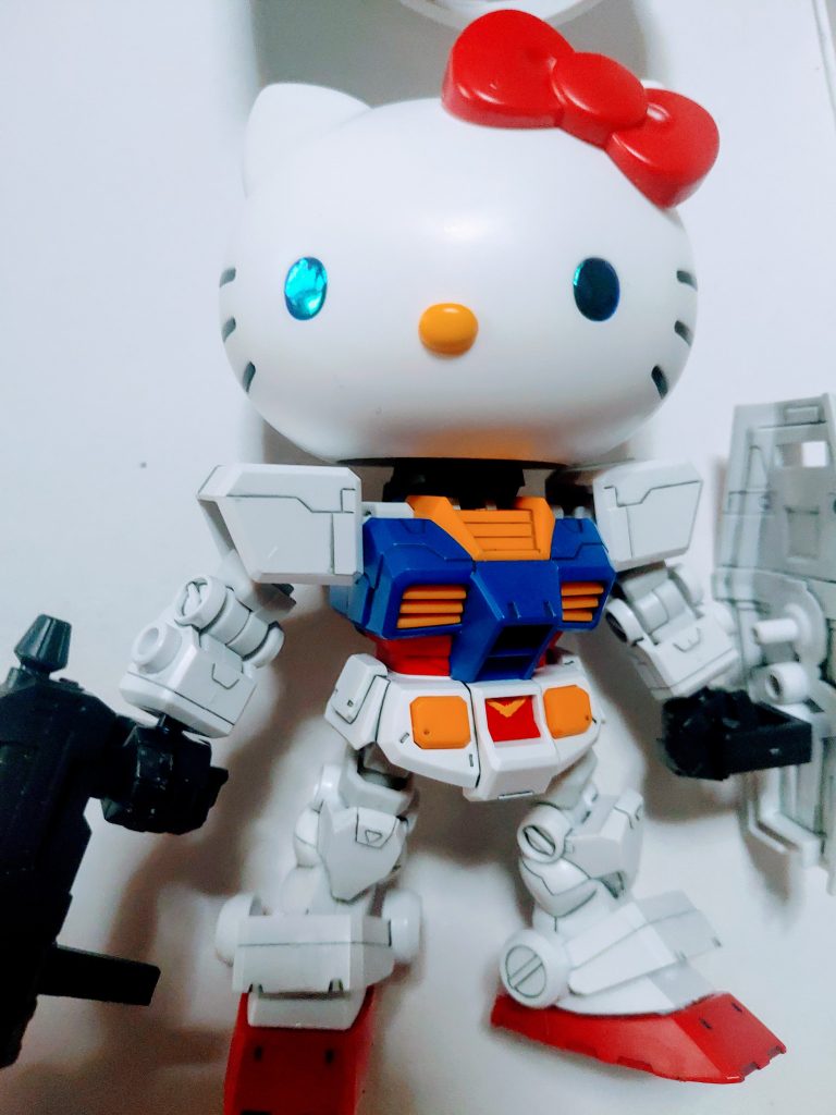 まさかキティ顔のガンダムを見るなんて、、まさかのコラボでした。彼女から聞いたのは「キティちゃんは仕事を選ばないのがポリシー」らしいです(笑)
完成品は彼女へあげちゃってたので、手元にあるのが完成時に彼女へ送った写真のみでした。後からガンスタを知ったので、こんな写真のみですみません(苦笑)