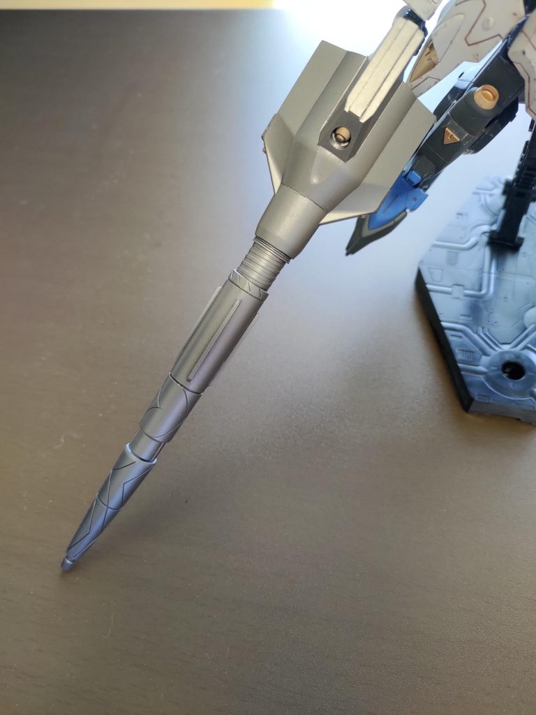 ランスはのっぺり感があったので分割しつつ延長しました。根元の部分は、いらないボールペンのねじの部分から借用。意外とちょうどいい大きさでした。