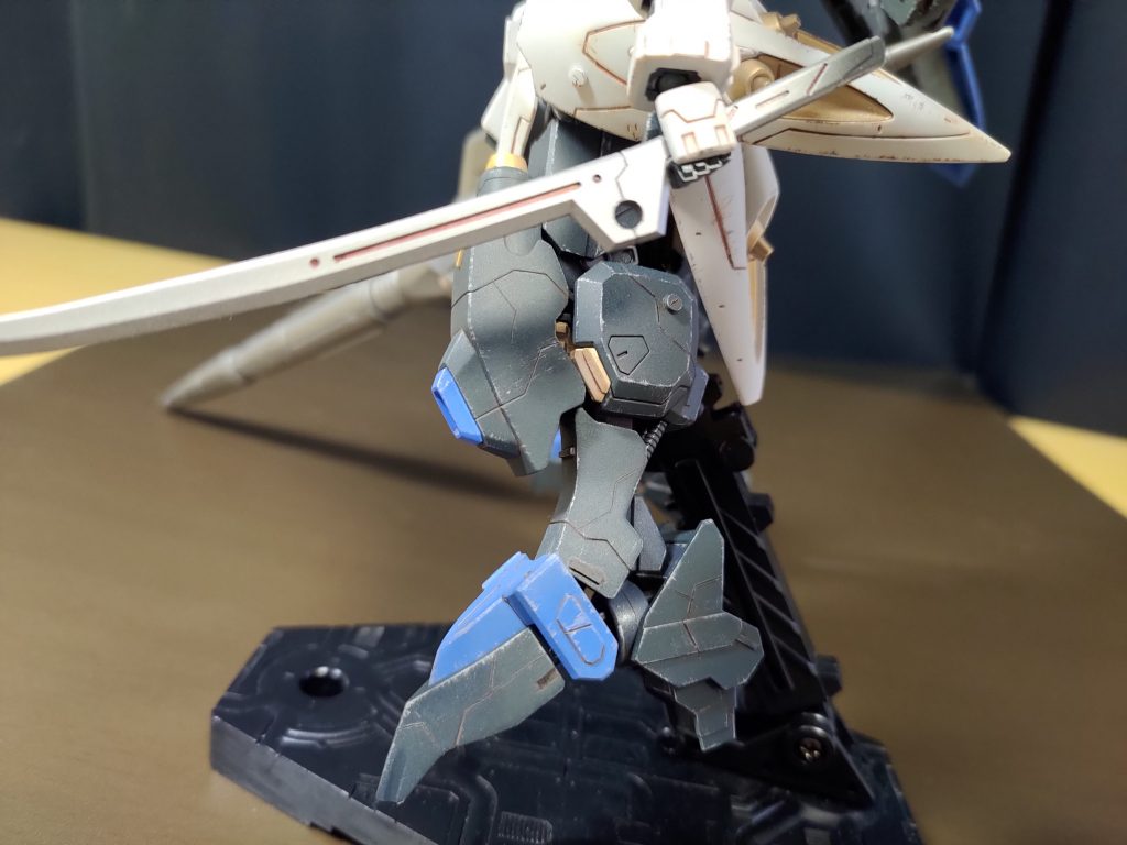 脚部装甲ものっぺりした感じがあったので3分割してモールド等追加。
少し内部フレームっぽくしたかったのでゴールドの部分を内側に追加で作ってます。
手間はかかってますが、シャープな感じにはなったかなーと