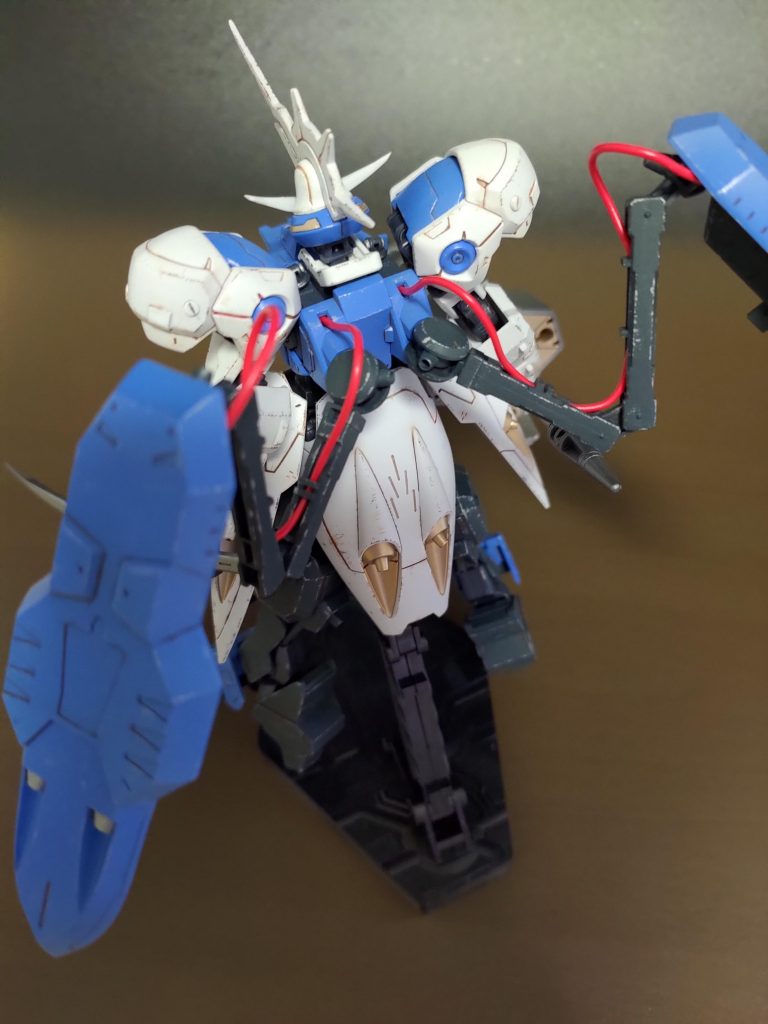 赤いケーブルは内部フレームから接続されていて、ダインスレイヴ発射装置に電力を供給する設定で追加。全体が青系統なので良いアクセントになったかなと。