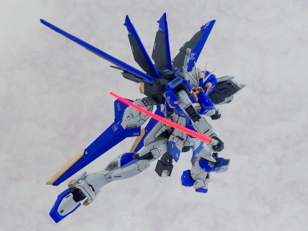 キットの工作自体は何も行わず、ゲート処理を#400、整面処理を#800の神ヤスで行ったのみです。また内部フレームの見えないパーツは塗装を行ってません。
RGインパルスに限った話ではありませんが、最近のキットは内部フレームの構成が精密な反面、塗装の塗膜によって嵌合が強くなりがちなので、そういった部品は凸ピン部にマスキングテープを貼って塗料が乗るのを防いだり、いっそ塗装を行わないほうが組立が安定すると思います。
特にRGインパルスのようにポーズ付けが楽しいキットはこの点に気を配ると完成後の写真撮影も楽になるのではないでしょうか。