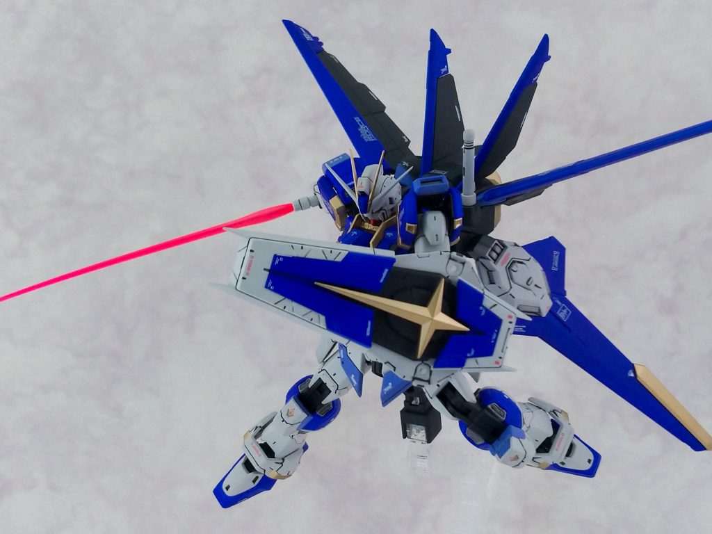 今回の塗料レシピは以下の通り。
白…コールドホワイト
青1…パールウルトラマリンブルー
青2…ミリオンブルー
金…EXゴールド+EXシルバー
フォースシルエット…ストームブラックブルー
赤…ローズブライトレッド
ライフル…フロストマットブラック
フレーム…メカサフ・スーパーヘビィ、フレームメタリック2
トップコート…EXフラットクリアープレミアム
(以上、すべてガイアノーツ製品)