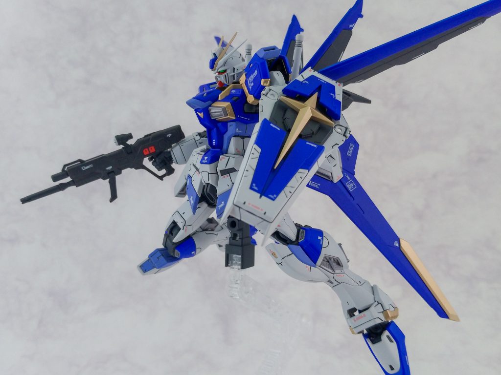 キットの出来は個人的にRGトップクラスの完成度と思います。パーツ構成も色ごとの分割がしっかり為されているので、マスキングが一切不要なほどの分割です。そのため塗装作業は意外に時間がかかっていません(個人ごとの作業スピードや作業環境・機材などで変わるでしょうが、今回の場合7~8時間で塗装作業は終わりました)。