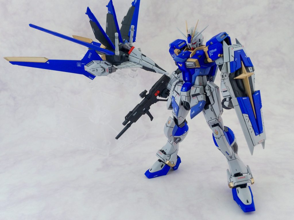 素インパルス+シルエットフライヤー。意外とこの写真も気に入ってたり。
上記の塗料レシピに関して、僕が好きな色の組合せというのもありますが、オリジナルカラーを塗るとなると『白+青+金』系統を選びがちだなと。もうちょっと色んなカラーの組合せを試してみたいと思うのですが…色運びってホント難しい。