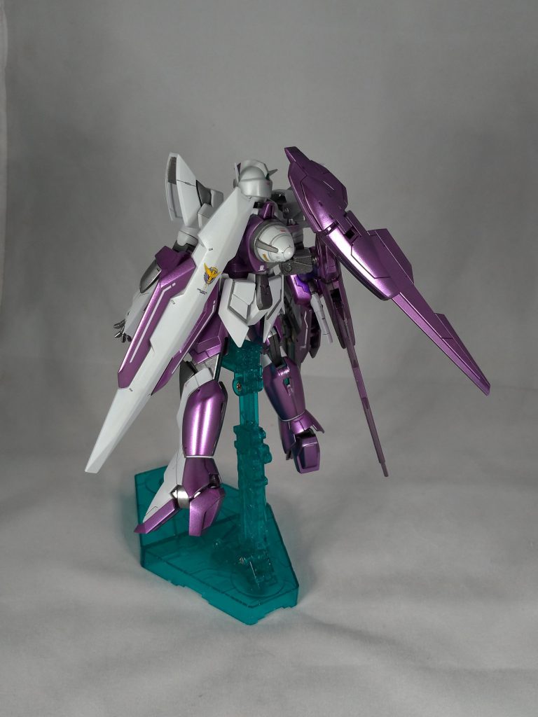 待機形態。
右側にバインダーが寄ります。
νガンダムのフィンファンネルみたいですし、リボーンズはコレにのっても良かったのでは？と密かに思います。