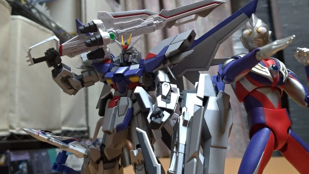 デルタカイにビルドブースターの羽部分、カレトヴルッフ、各部にバーニアを追加
アンテナやフロントスカートはガンダムXから拝借しました
あとは、こちらも人生初の合わせ目加工と、全身塗装にトライしました…!
MS形態はウルトラマンティガ、ウェイブライダー形態はマキシマオーバードライブテスト機(所謂スノーホワイト)をイメージして作りました