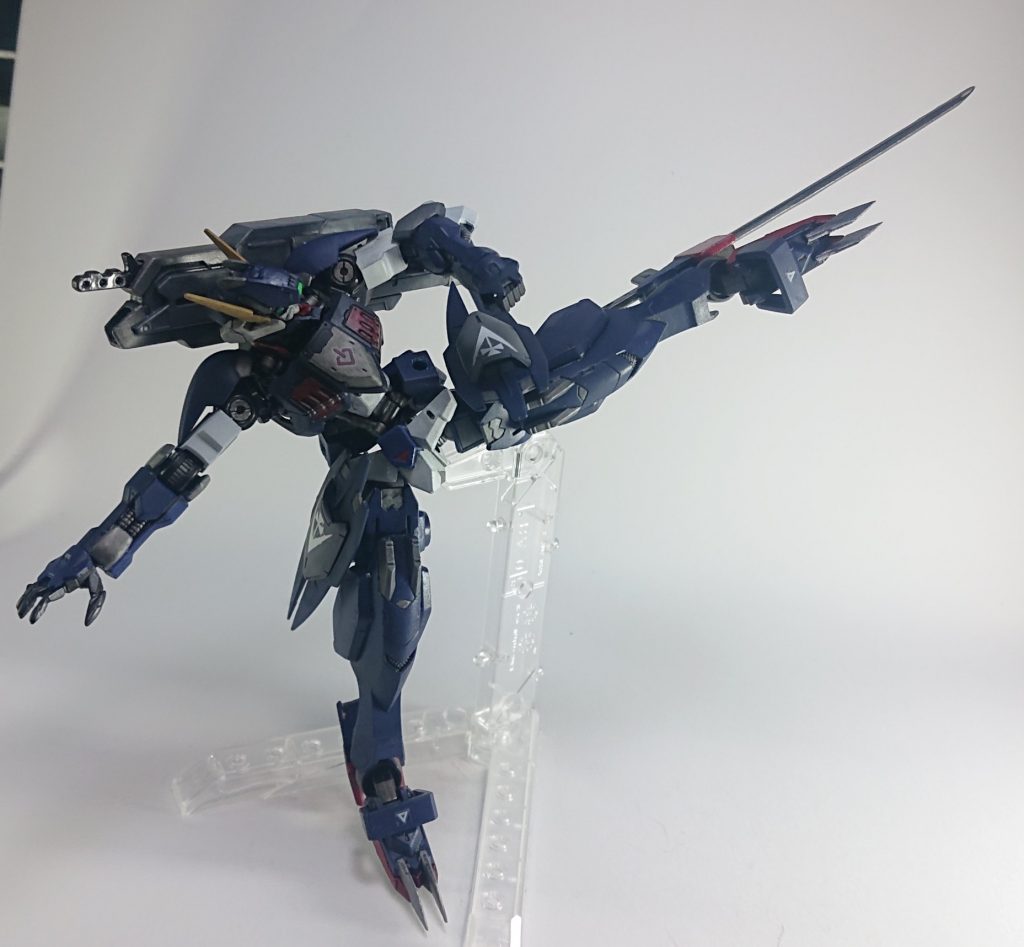 踵にバルバドスのバックパックの一部を埋め込んでマウントパーツを装着可能にしています。
爪先はビルダーズパーツのアイアンネイルから。