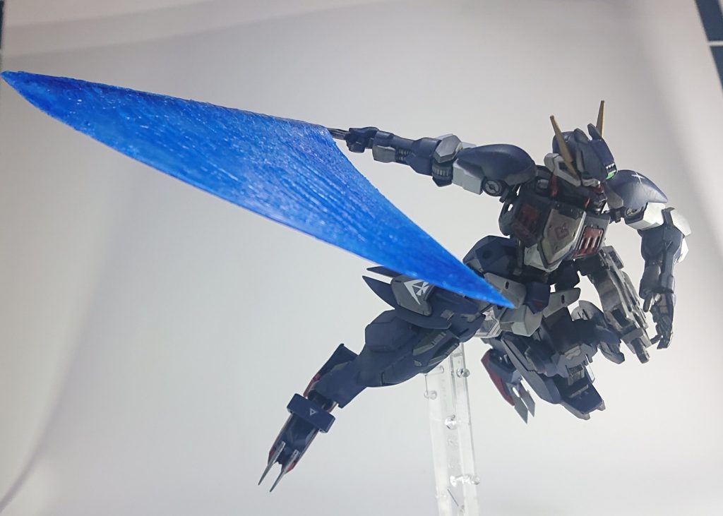 斬撃エフェクトはクリアファイルと木工ボンドで作成。