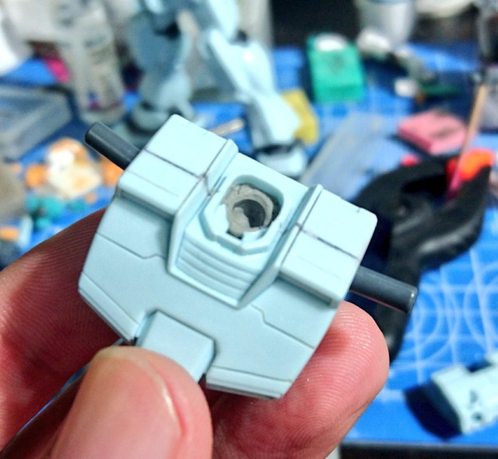 ## 首の延長
首が短く感じたので『PC-002の1』を移植。
エポパテでむにゅっと挟んで型取りして、上からフタを被せて終了。
副次的な効果としてかなり上を向けるようになりました。