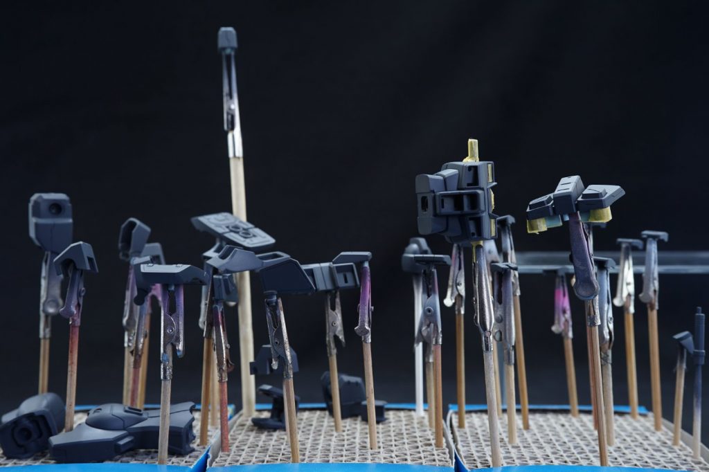 ## サフ吹き
サフは『ガイアノーツ メカサフ スーパーヘヴィ』を使用。
赤と黄色のパーツには『ガイアノーツ ピンクサフ』を使用。