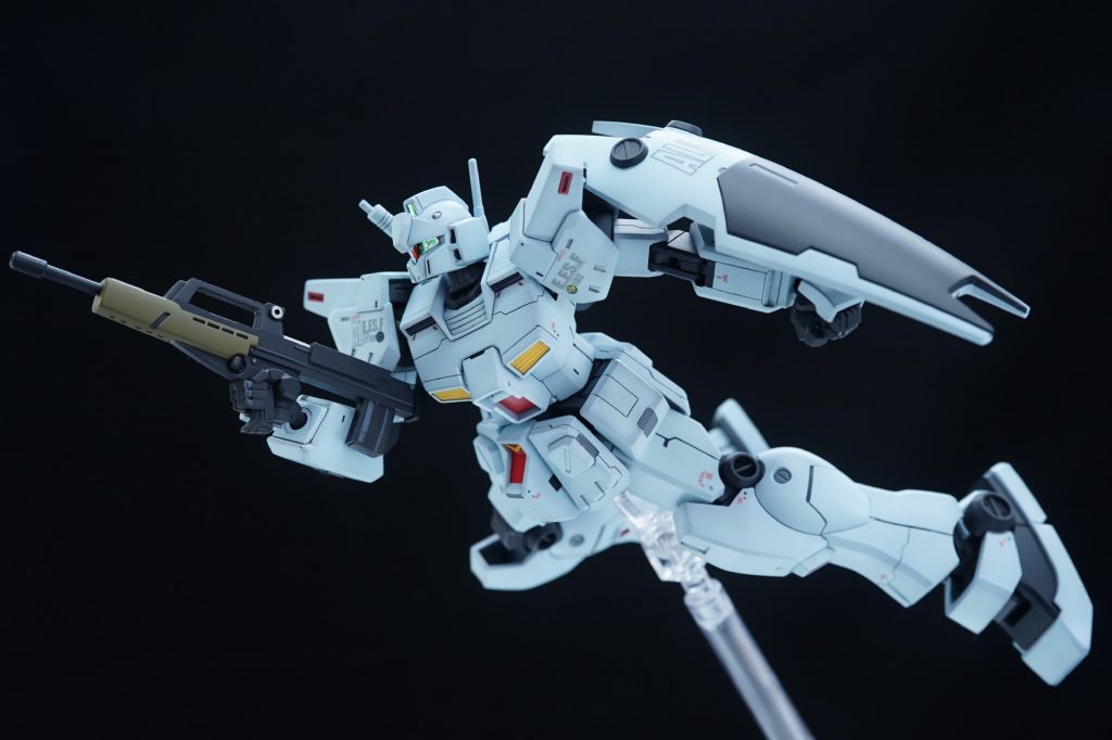 ## ジムライフル
90mmブルパップマシンガンのバリエーションの一つだそうで、アサルトライフルみたいな形状になっています。
弾倉が前腕に当たるのですこぶるポージングし辛いのが難点ですが、形状的には好みですね~。
前ダッシュ射撃的な感じで