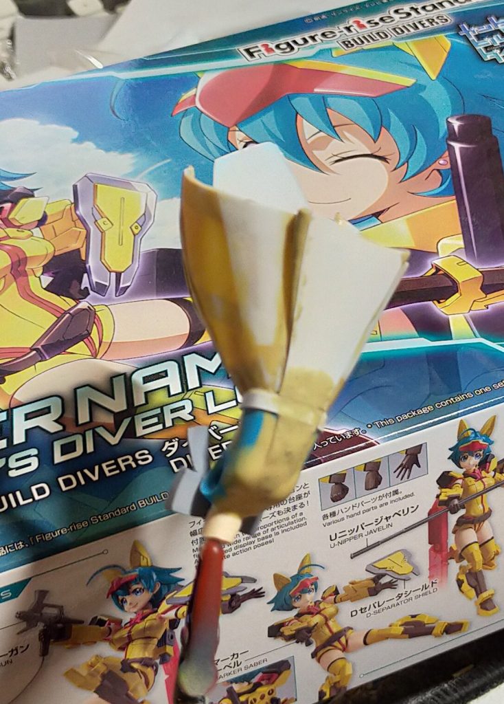 前回制作したスカートは100%エポパテだったのですが分厚かったり
場所によって厚さがちがったりと色々気に食わない部分が多々ありましたので
新しいスカートは7割プラ板各部隙間をエポパテで埋めるという手法で制作しました
写真でうっすら見えているのですが短冊状にきったプラ板をスカートのガイドにして
小さくきったプラ板を貼り付けて隙間をパテで埋める方法で形を作っています
プラ板は0.2mmと0.3mmを使用しました