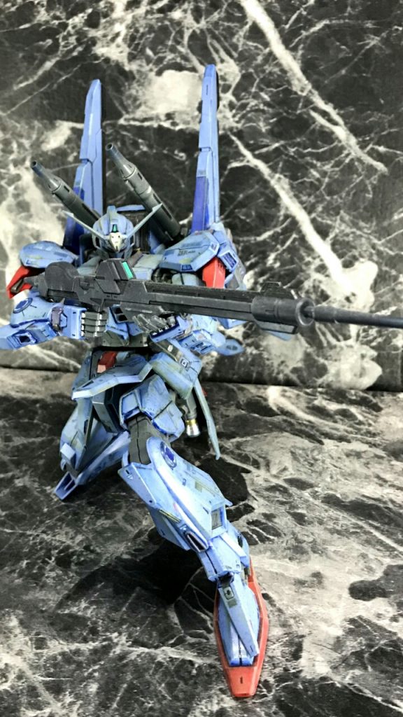 このデザインから想像し難い可動域、凄いと思いました。
HGUCのザク改のように股関節にスイング機構が設けられているので、膝立ちも出来ます！