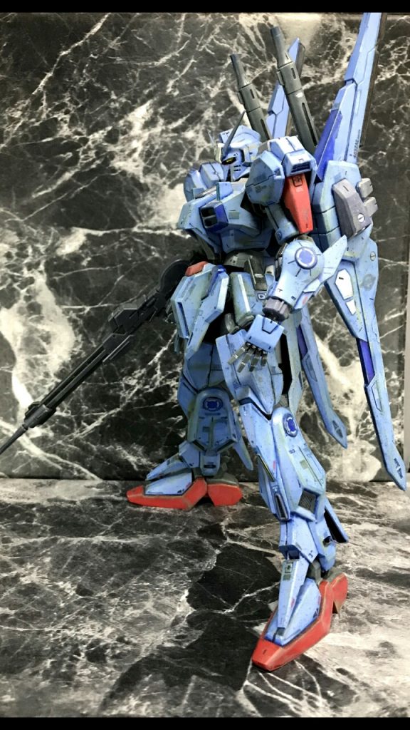 初めてREシリーズを組みました。
っとゆうよりもかなり久しぶりに1/100スケールモデルを組みました。

もう三十路ですけども、それこそこのスケールを組んだのは中学生以来・・かもしれないです(^^;)
ただ、退社する私にこんな素敵な物を贈ってくれた皆のために、頑張って作りました！