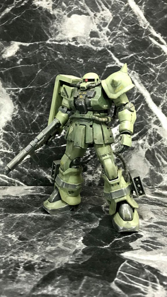 逃げも隠れもせず、ザクです。
引っ越しの際にヒートホークやザクマシンガンがどこかへ行ってしまったので、写真に写るもののみとなってしまいましたm(__)m