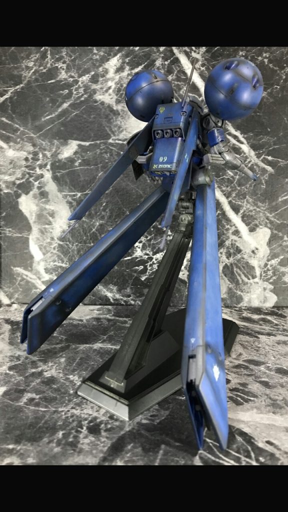 ドラッツェの背面、かなり独特で好きなんですよねぇ^^

これだけ大掛かりなバーニアを付けておきながら直線の加速性能はリックドムⅡと同じぐらいなんだとか。
ドム速ぇ;;