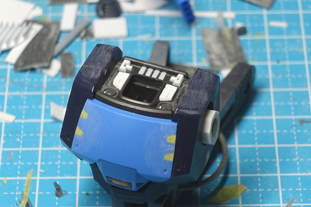 首回りほとんど見えなくなりますがディテールアップ
脇のポリパーツのプラ板でカバーを作ってます