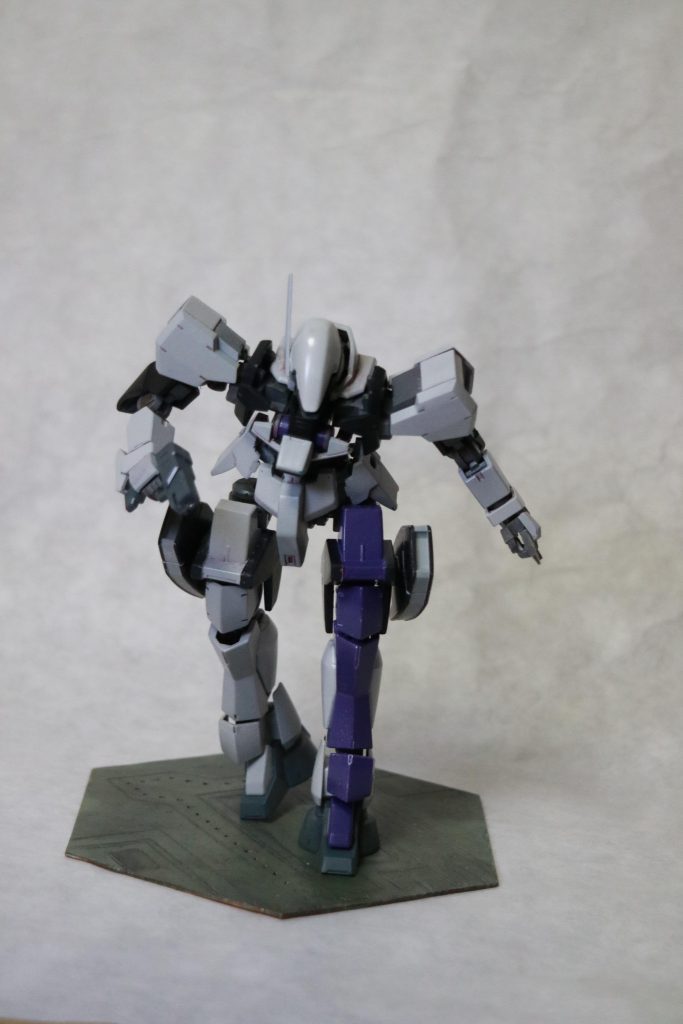 武器はグリモア レッドベレーより拝借。
頭部アンテナはモビルドール メイの切り落とした髪の毛パーツを接着しました。
細かいパーツは色味を合わせるため、ラッカー軍艦職2でスプレーしています。