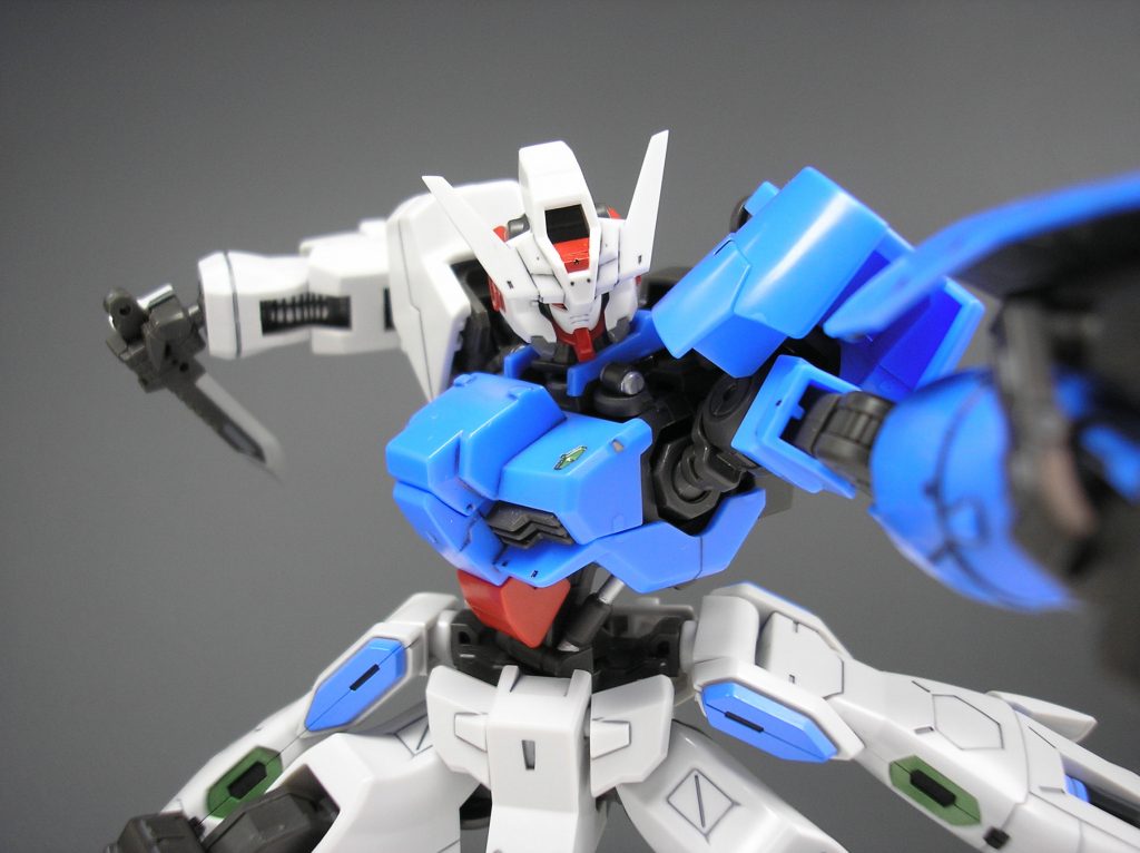 ▲ナイフを持たせて。
肩周りが良く動くので腕を左右にあげる系のポージングが良く決まります。