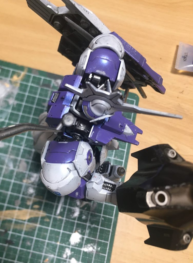 肩シリンダーは元のディテールを切り飛ばし、コトブキヤの丸モールド、シリンダー、パイプを使用して作り直し。トルソー側にネオジム磁石、シリンダー側にマグネットセッターを使用しているためある程度動かせます。