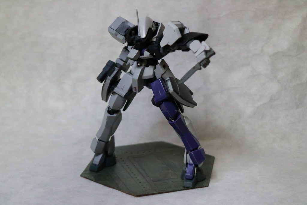 HGIBOグレイズリッター改造のラビッドレイズです。
今後さらに改造する予定でしたが、本体についてはある程度完成ということでいったん投稿します。
塗装は裏面を暗く塗りつぶしたのちに、下地白ラッカー、ラッカー明灰白色9号、水性紫で塗装しました。
リッターのパーツをあまり使っていないのは、今後の改造段階に使用する予定だからです。
