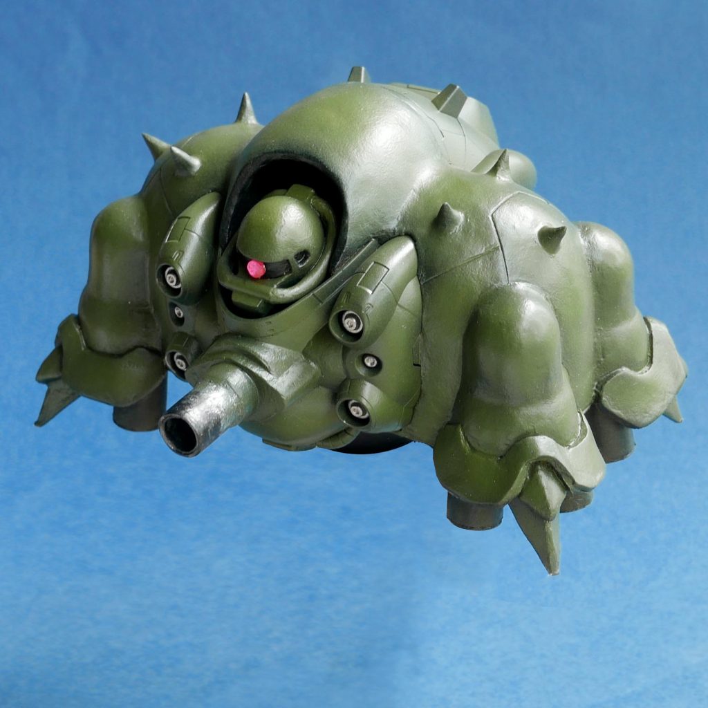 鉄血なので腹の武装はメガ粒子砲ではなく実弾タイプへ。

「鉄血の」っていうぐらいなら頭部もザクから変えればと思ったけど、これ以上にインパクトのある頭部が無かった。
モノアイ、リーオー顔、ヴェイガン顔、などなど、そのシリーズの敵を表すアイコンとしての顔というのがあるものだけど、鉄血にはこれと言ってそういうの無かったので、採用できませんでした。