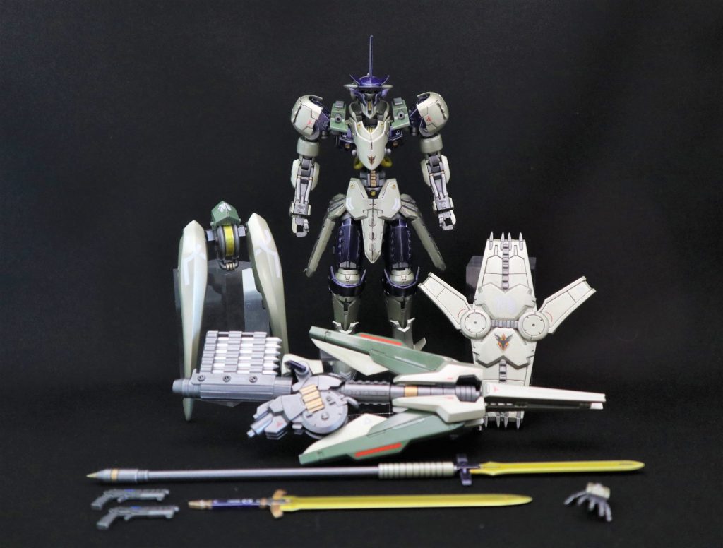 スタティックディスプレイ(武装&装備):
①ヴァルキュリアスピア:ロスヴァイセの主武装。刃部分はヴァルキュリアブレードとして使用可能。石突を含む持ち手部分は、超硬度レアアロイで、対MA兵器として使用される。
②ヴァルキュリアソード:シールド背面に収納可能なブロードソード。ヴァルキュリアブレードと同じ超高度の特殊合金製。
③ヴァルキュリアラージシールド:ロスヴァイセの基本装備。ヴァルキュリアソードを収納している大型シールド。
④ハンドガン:近距離戦用装備。牽制やミサイル迎撃に使用。非使用時にはサイドスカートに収納されている。
⑤肩部ランチャー:片側四発装備された近距離武装。
⑥「ミスティルテイン」:対MA用に新規開発されたリアクター直結型ダインスレイブ。リアクターが直結し武装運用にのみエネルギー供給されるため連続して使用可能。弾頭は通常のダインスレイブ弾より短い六角形のパイル弾8発となり、有効射程距離は短くなる。弾倉終了後はヴァルキュリアスピア柄部を弾頭として使用し威力の大きい一撃を放つ。
⑦「ツインテイル・スラスター」:特殊外装として機動力強化を目的に開発されたリアクター直結のスラスターユニット。リアクターから発生するエネルギーをスラスターに100%供給可能となり、非常に制御が難しい装備。軽量のヴァルキュリアフレームに搭載する事により、その機動力は規格外の速さならびに突進力をロスヴァイセに与える結果となる。