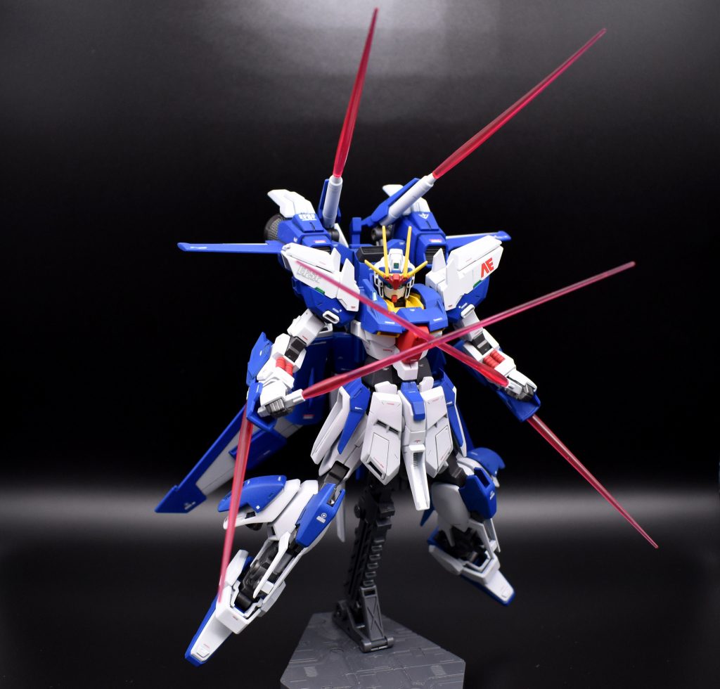 バックパックのキャノンはフレキシブルに可動し、背後からの攻撃にも対応可能。さらにサーベルマシマシでハリネズミのように。